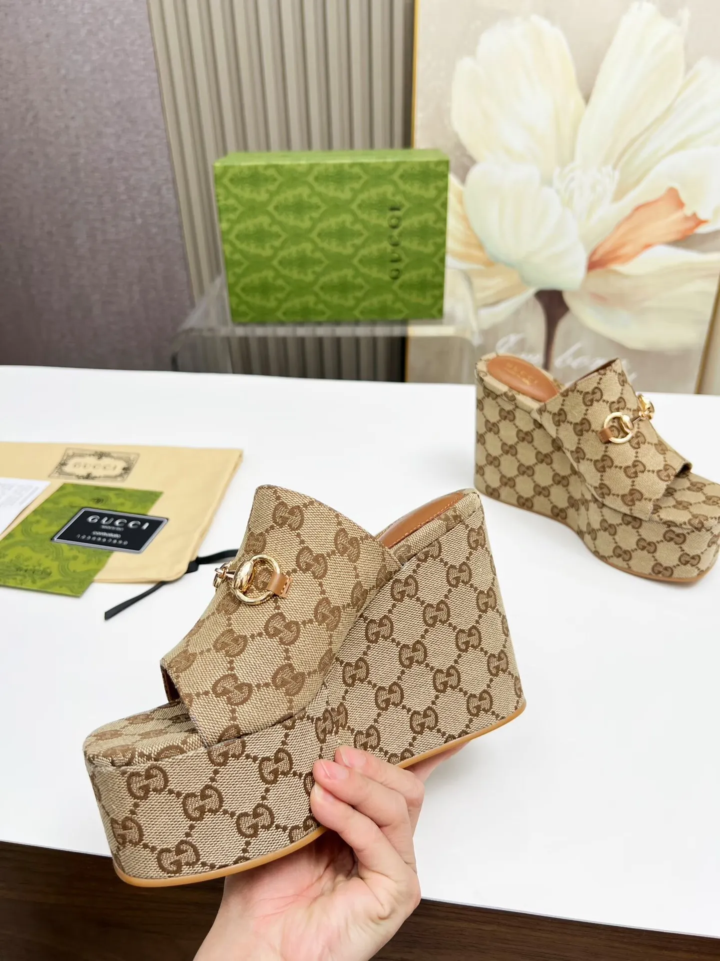 👟👟Ex-factory price 440👟👟 Gucci's new slippers, fashionable, high-end and full of personality✅ Very stable, comfortable and durable for daily use, convenient and unique for daily matching, a must-have classic for summer, the upper uses GUCCI brand buckles Inner/foot pads: sheepskin Platform height: 11cm Color: black, brown Size: 35-42 (41, 42 need to be customized) Packing: Comes with cloth bag cards.